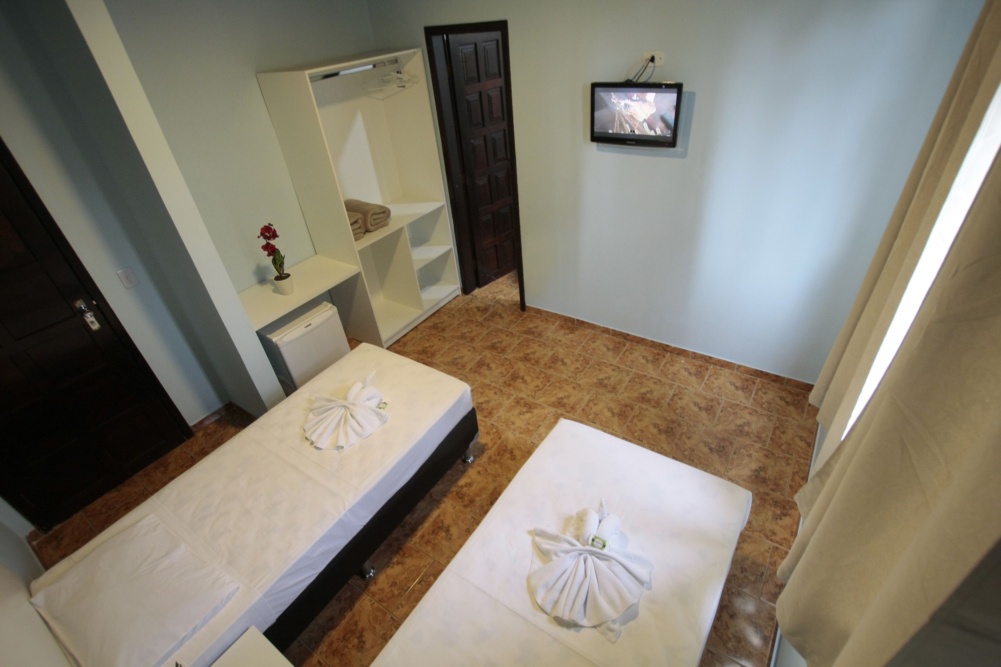 ROOM, TWIN BEDS