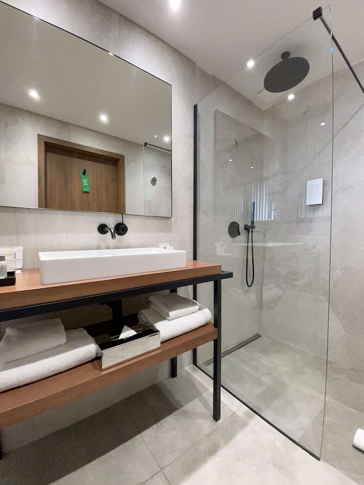 غرفة سوبيريور بسرير كينج بإطلالة على البحر بشرفة، Golden Tulip Porto Vecchio 5/5