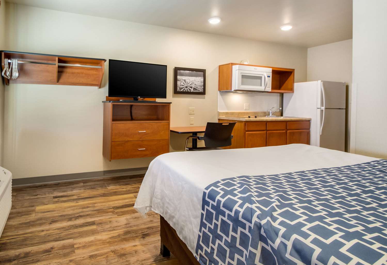 Efficiency, Queen Bed، Econo Lodge Burlington I-70 3/8