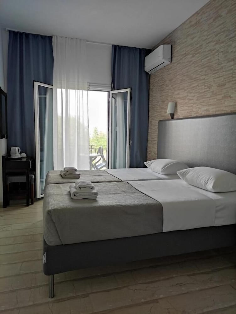 Tina Hotel 4/44
