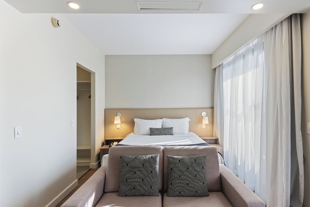 Studio, Suite, Queen Bed, Kitchen, Middle Floor