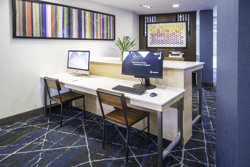 Holiday Inn Express and Suites Brevard City Center 45/51