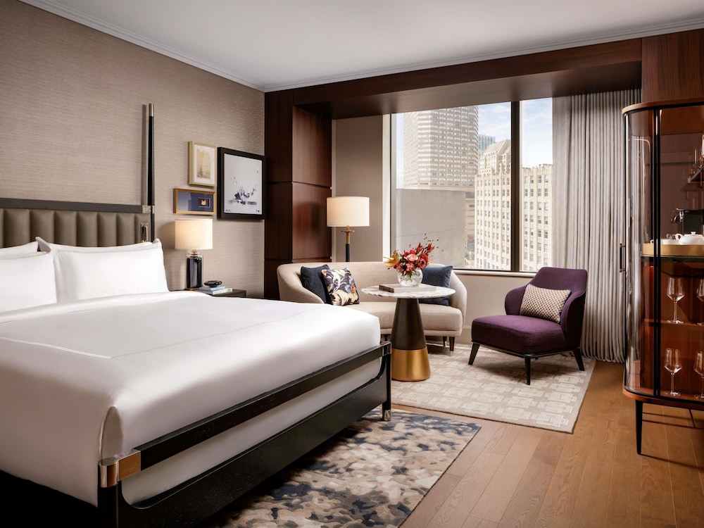 DELUXE, KING BED, ACCESSIBLE