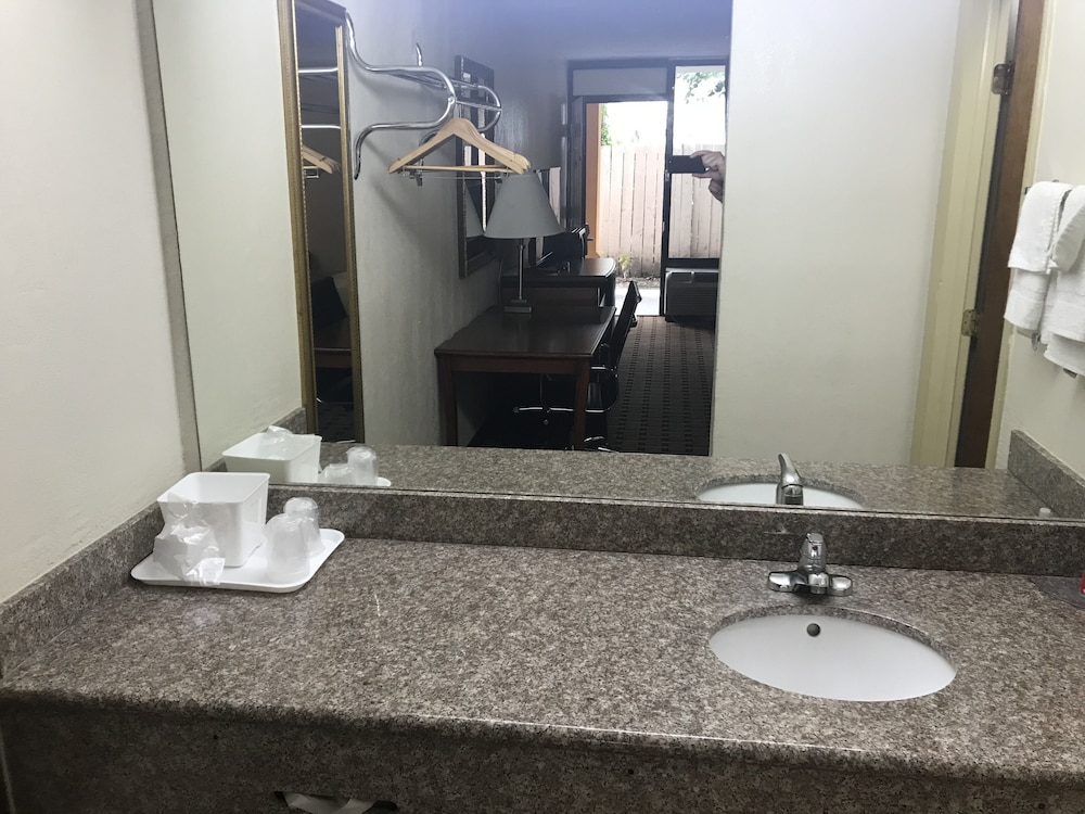 Econo Lodge Savannah Midtown 19/23