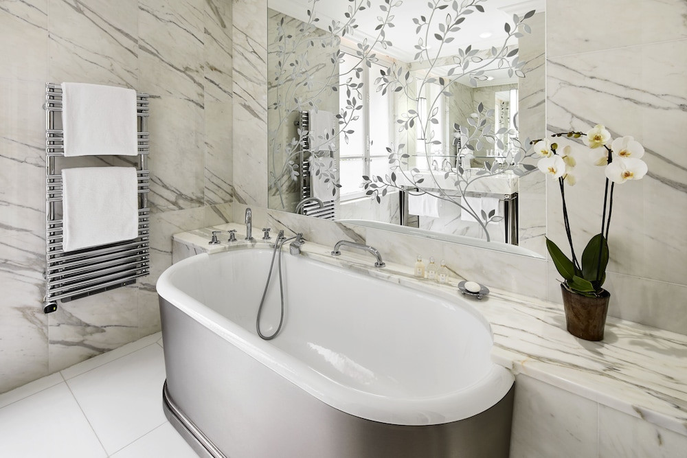 Junior Suite, King Bed, Mountain View, Hotel Plaza Athenee 3/5