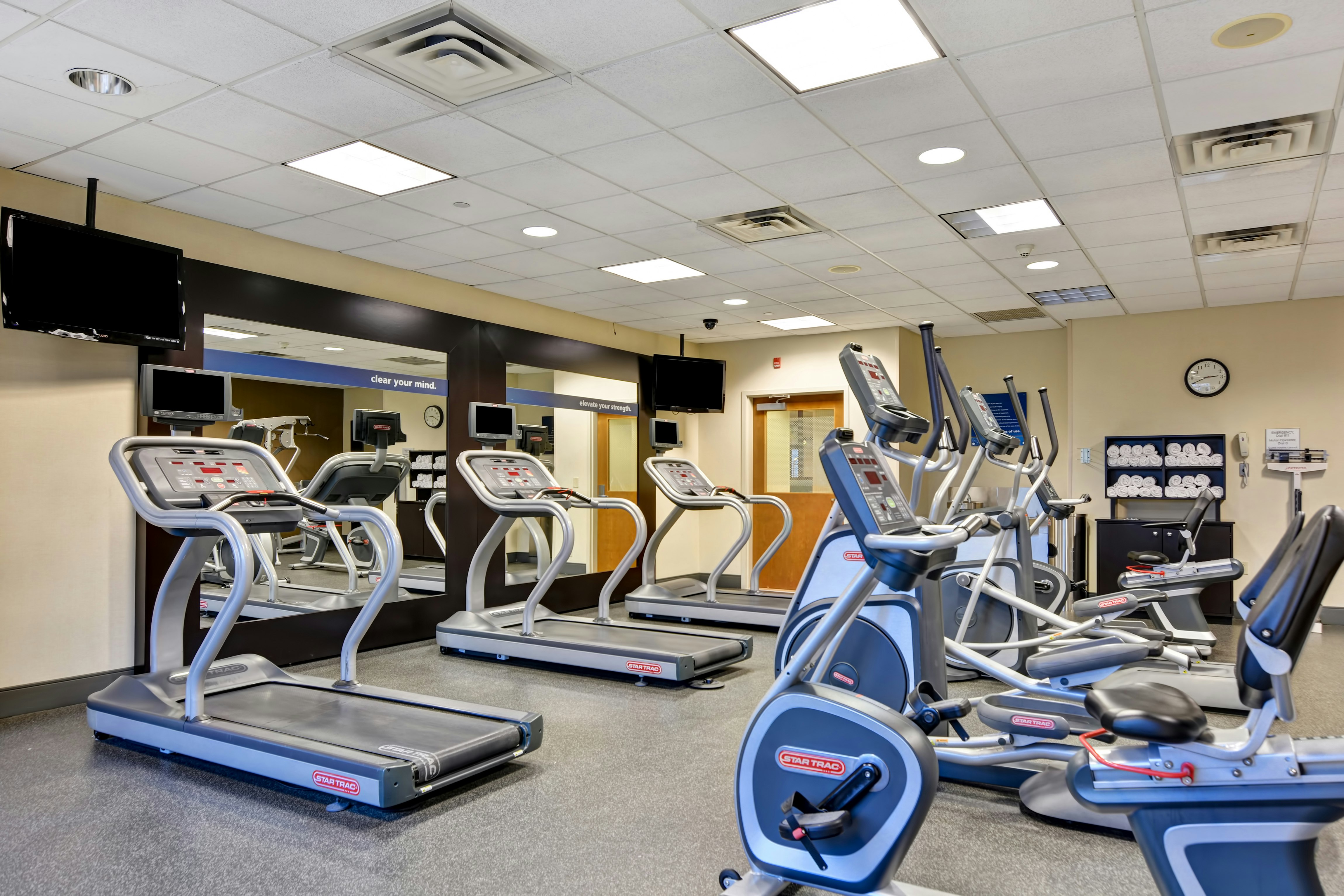 Hampton Inn Suites Newark Harrison Riverwalk 25/60