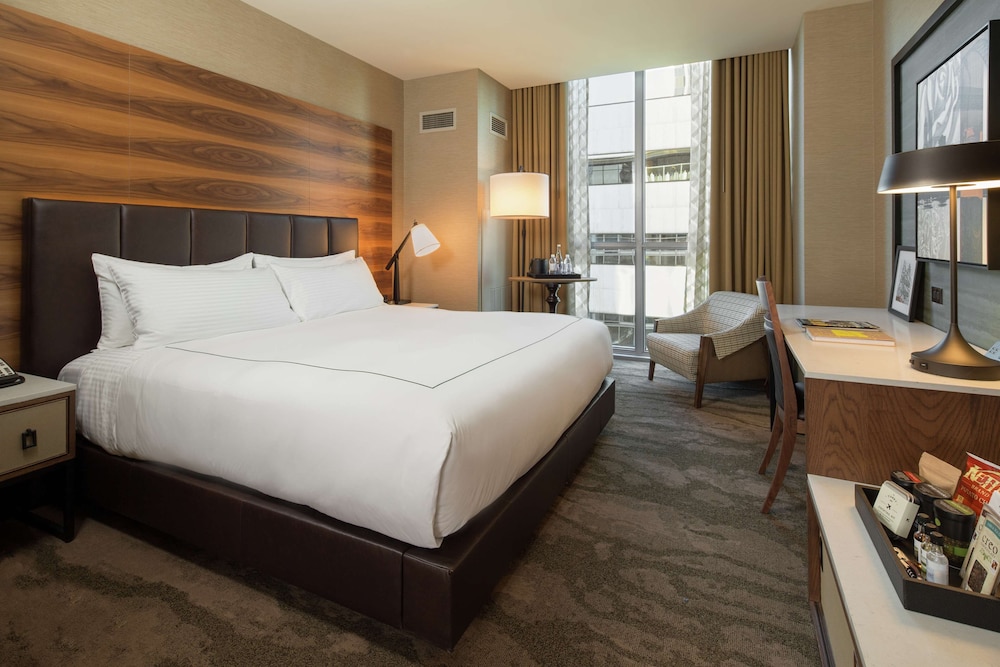 Room, King Bed, Partial River View, River View, Accessible