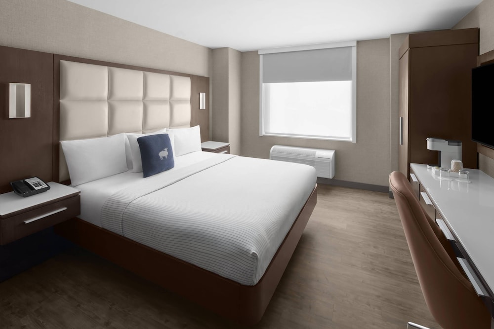 DELUXE, KING BED, ACCESSIBLE