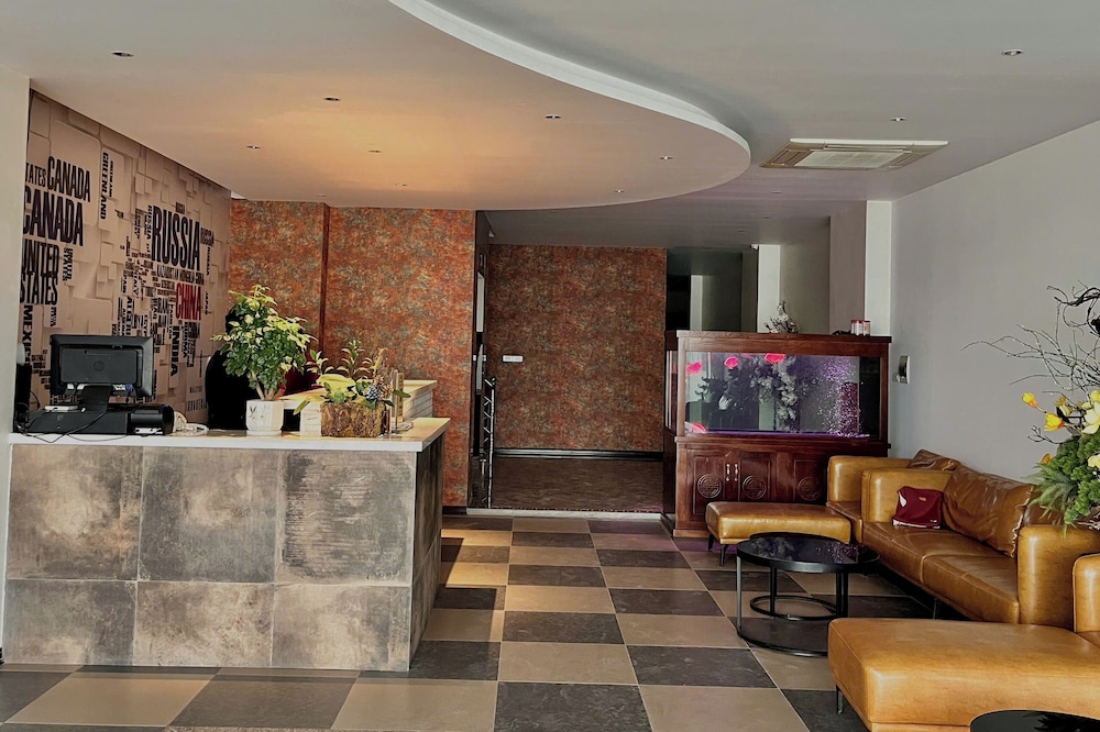 Paloma Hotel 4/51