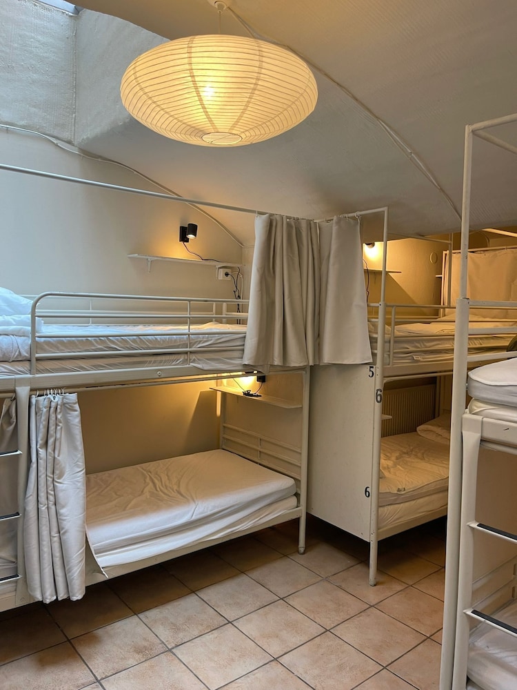 Mixed Dorm, Shared Bathroom
