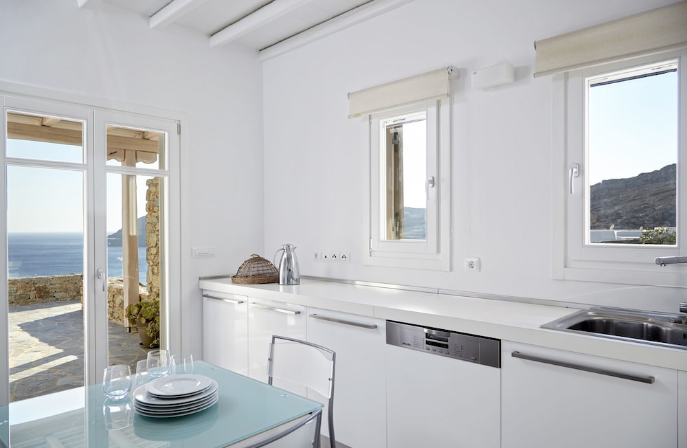 Elia White Residence 47/48