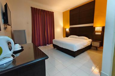 Deluxe, King Bed, Pool Access
