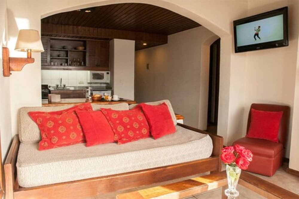 PAILAHUE LODGE & CABANAS 10/80