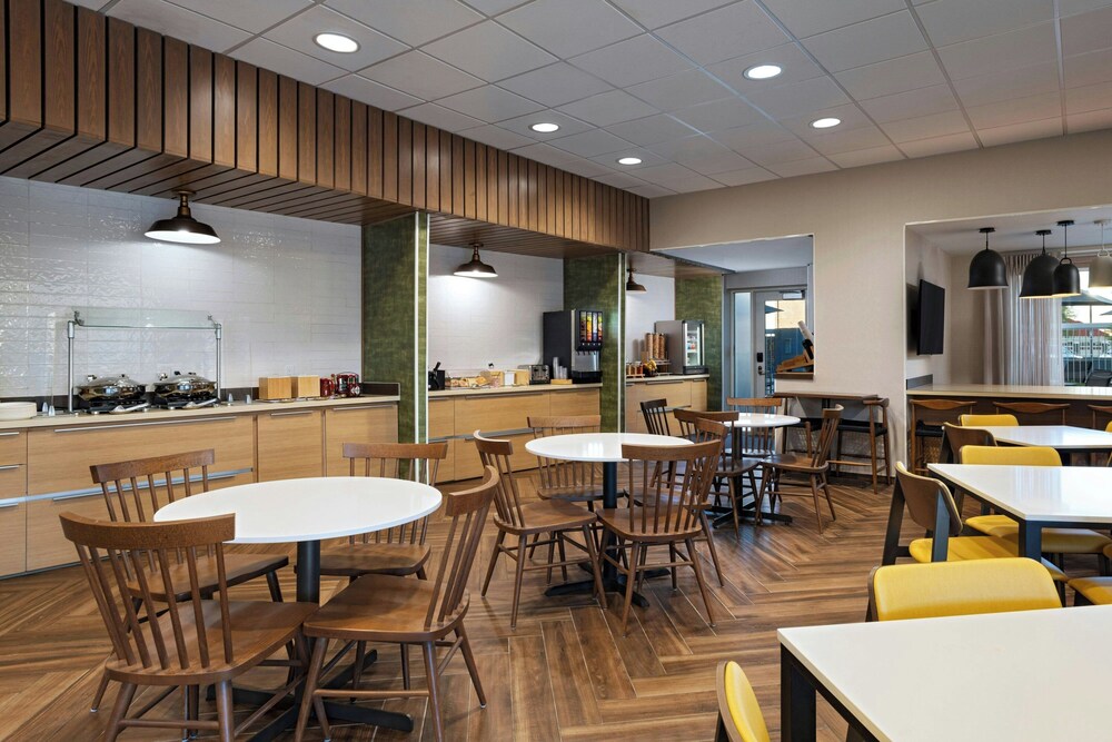 Chandler Hospitality Inn (Holiday Inn Express and Suites Phoenix/Chandler) 19/32