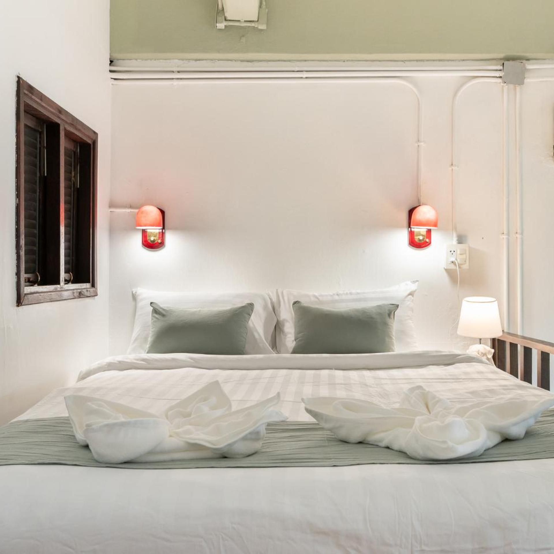 Room, Queen Bed, External Bathroom