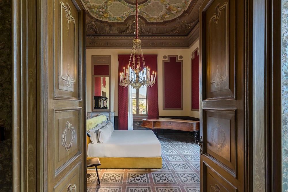 Room Mate Andrea 43/44