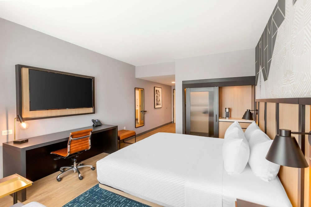 ROOM, KING BED, ACCESSIBLE