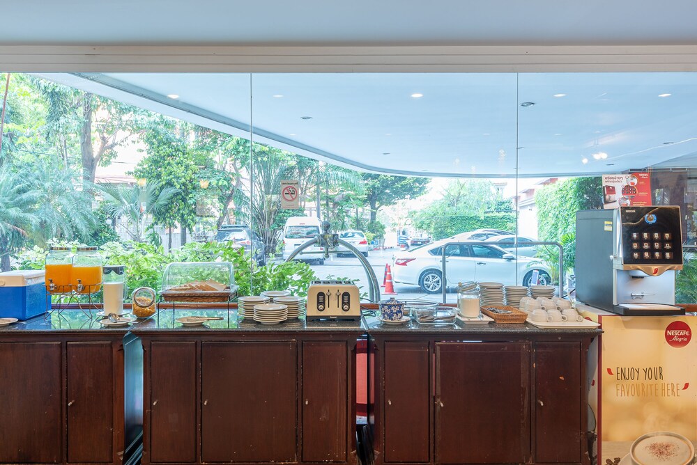 Nonthaburi Palace Hotel 52/66