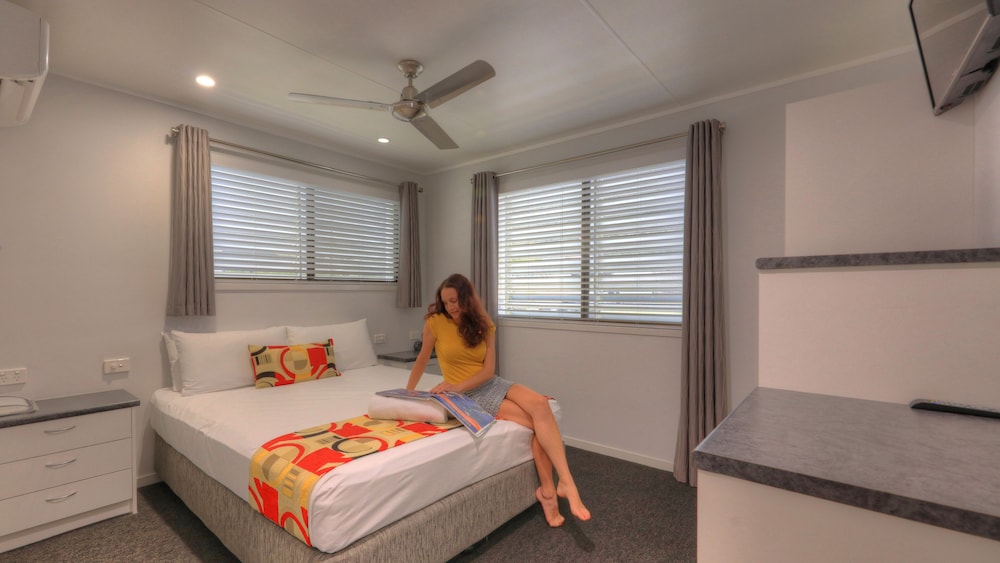Alex Beach Cabins and Tourist Park 7/50