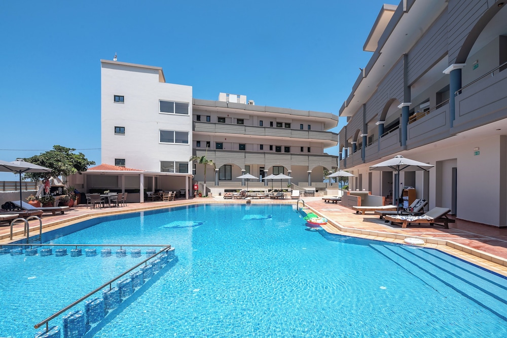 CHRISTINA BEACH HOTEL 5/65