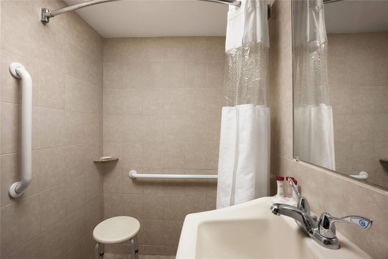 Ramada By Wyndham Rockville Centre 32/32