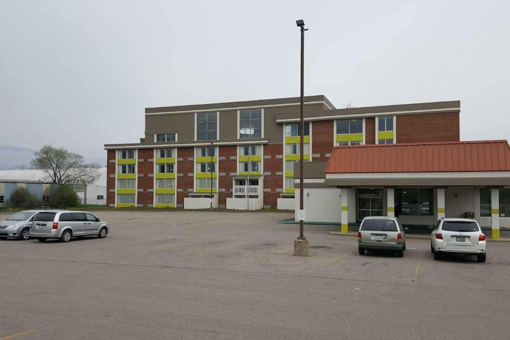 Days Inn and Suites by Wyndham Grand Rapids Near Downtown 27/29