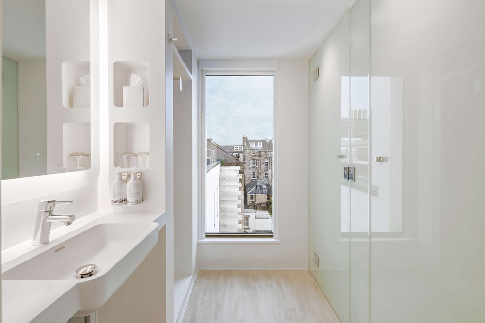 YOTEL Edinburgh, Select by Hilton 16/72