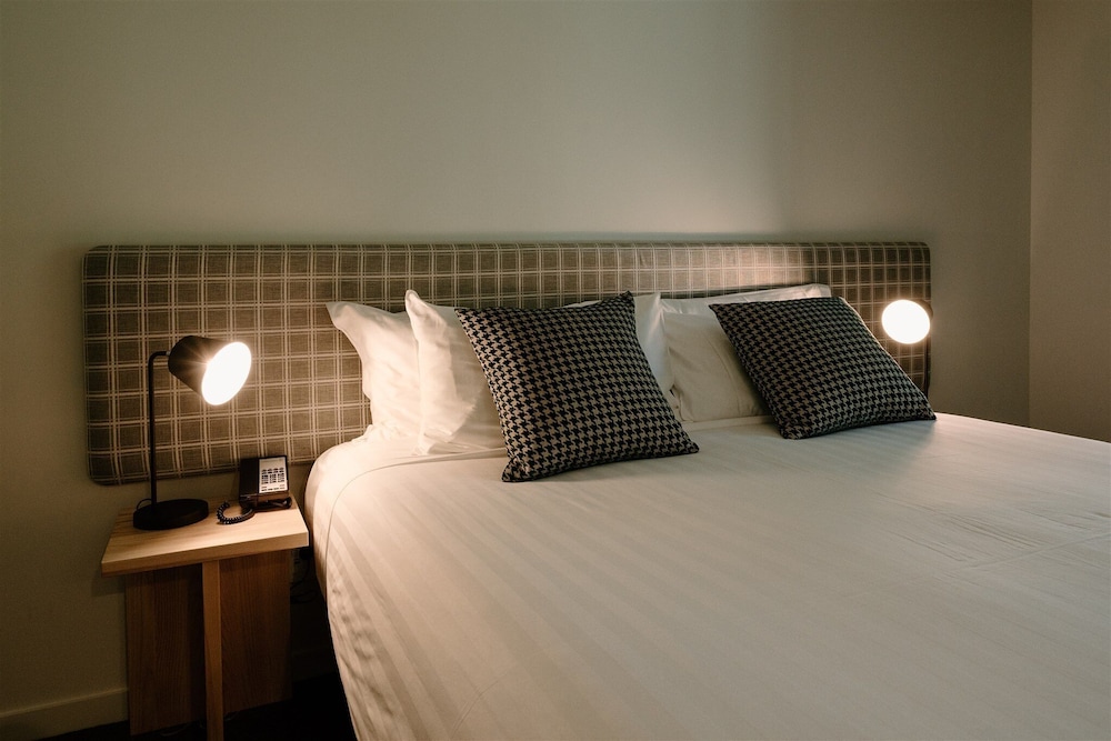 Premium Hotel Room، Edgewater Hotel 3/6