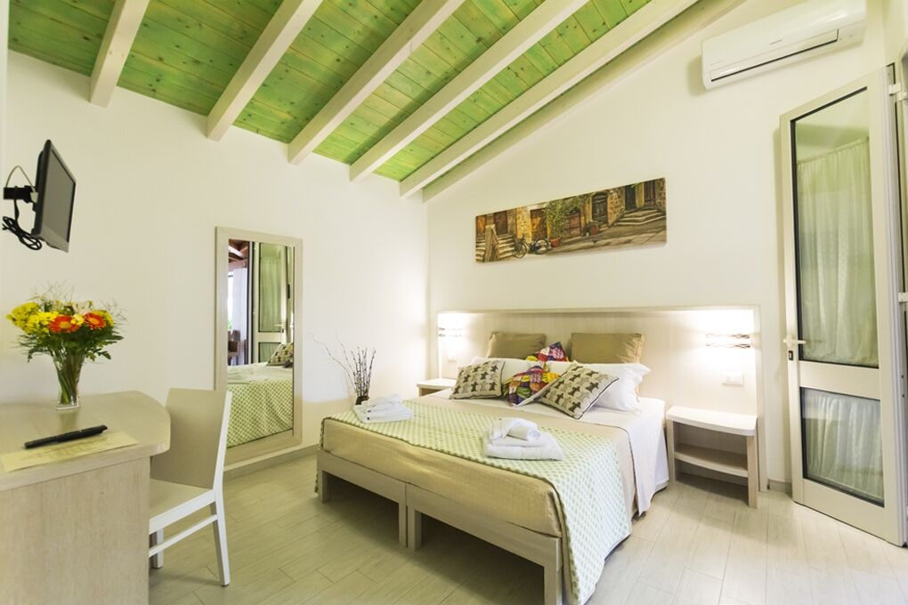 ROOM, DOUBLE BED