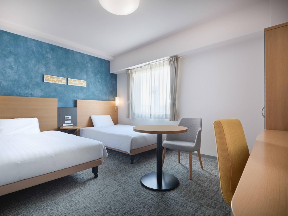 غرفة قياسية بسريرين منفصلين