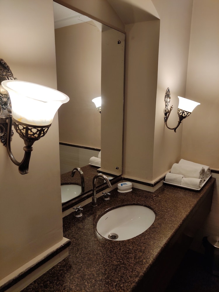 Chanakya Bnr Hotel 27/27