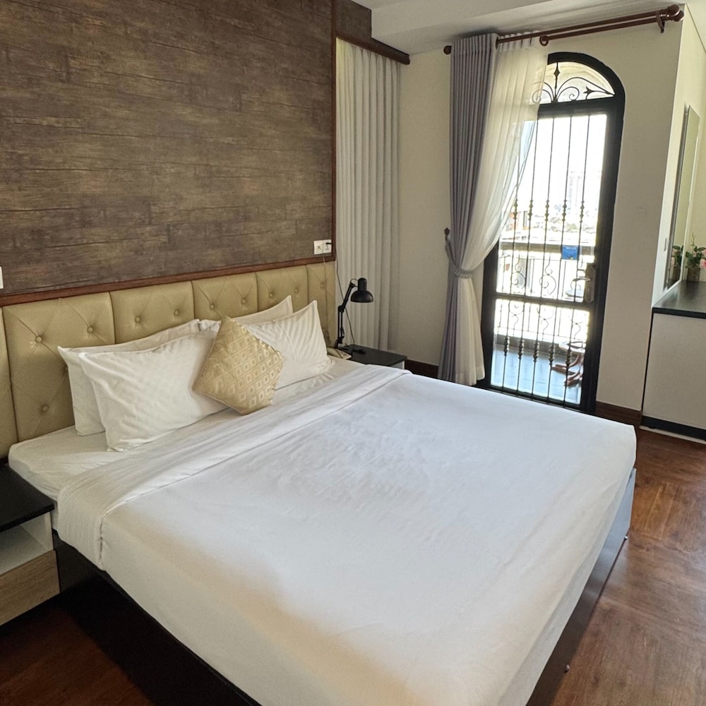 DELUXE, TWIN BEDS, CITY VIEW