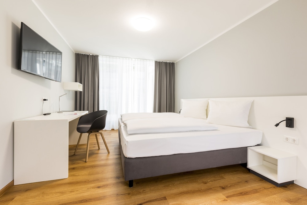 House, Twin Beds, Queen Bed, Shared Bathroom