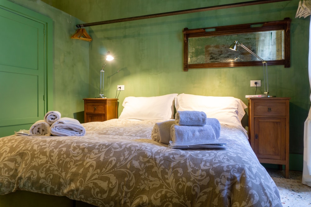 Verde, 1 Double and 1 Single Bed