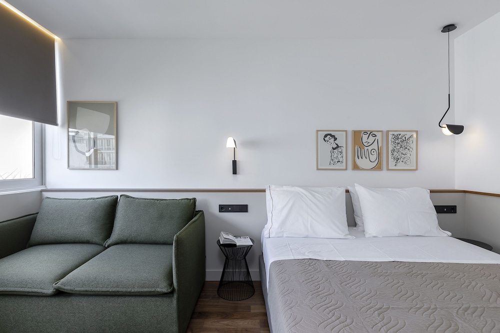 The Athenians Art Apartments 9/50