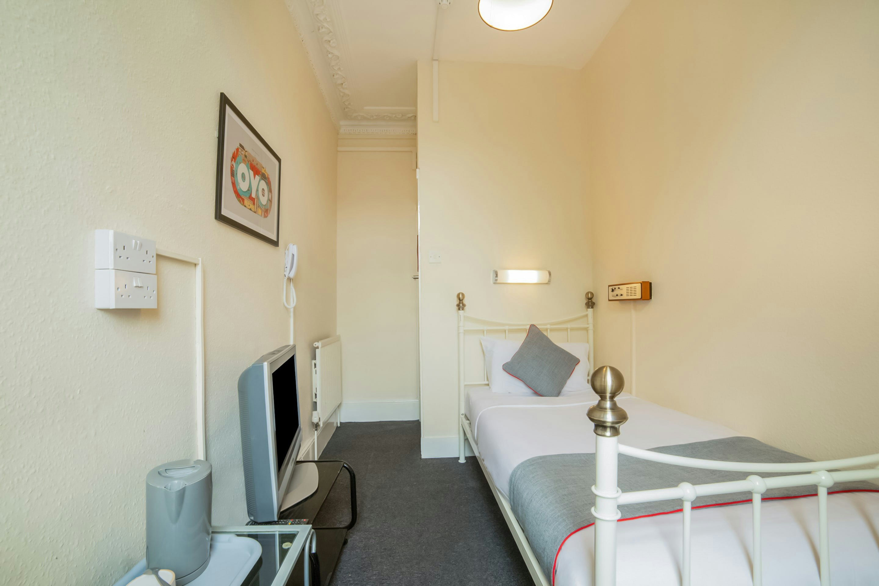 Devine Beach Hotel, Westcliff Southend-On-Sea 50/50