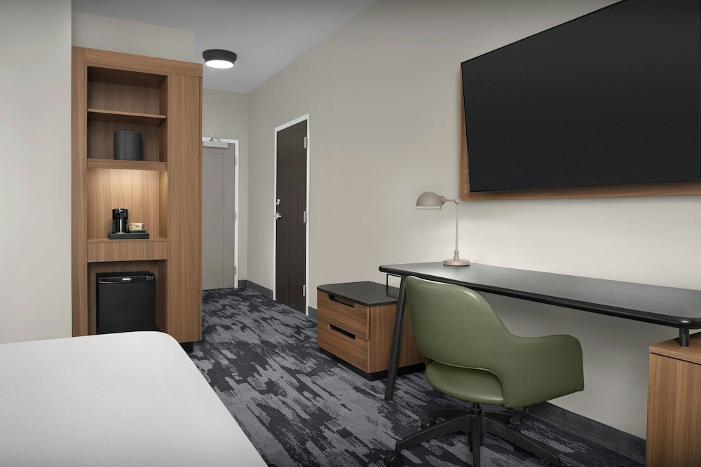 Fairfield by Marriott Inn & Suites Paris 8/25