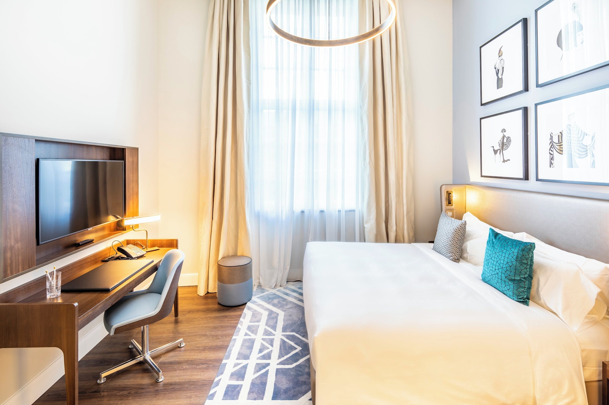 DELUXE, KING BED