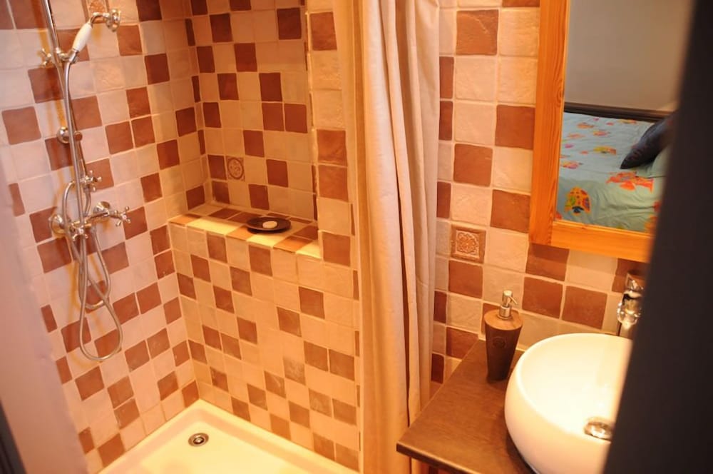Villa Castel Chambres dHotes 43/45