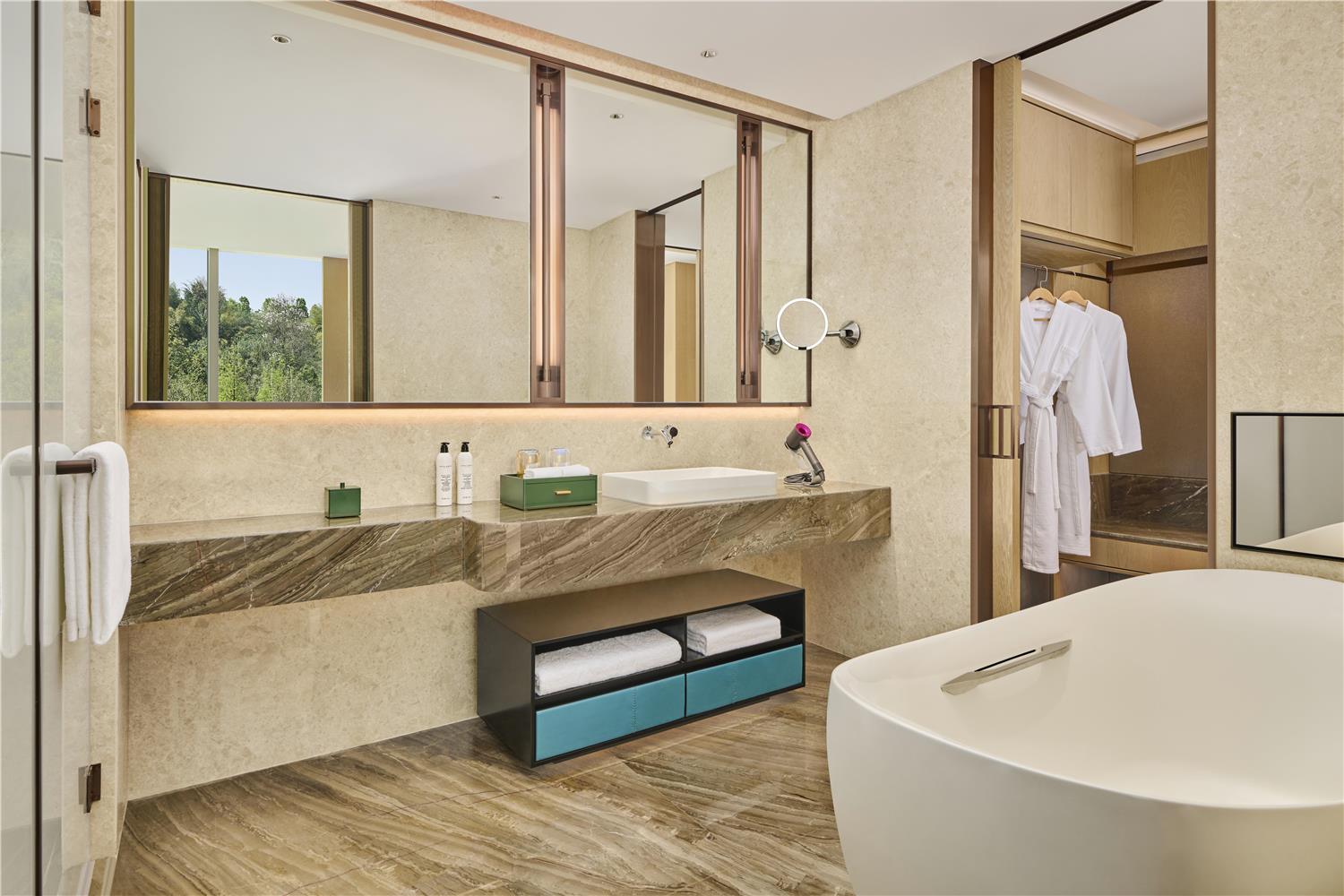 Inso Hotel Chongqing, Curio Collection by Hilton 51/57