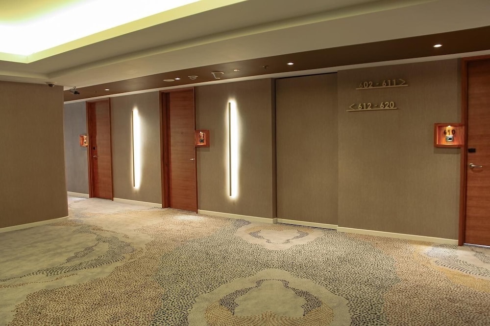 Js Luwansa Hotel And Convention Center 61/65
