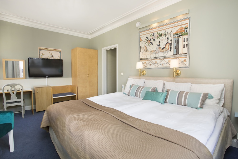 Lady Hamilton Hotel 38/73