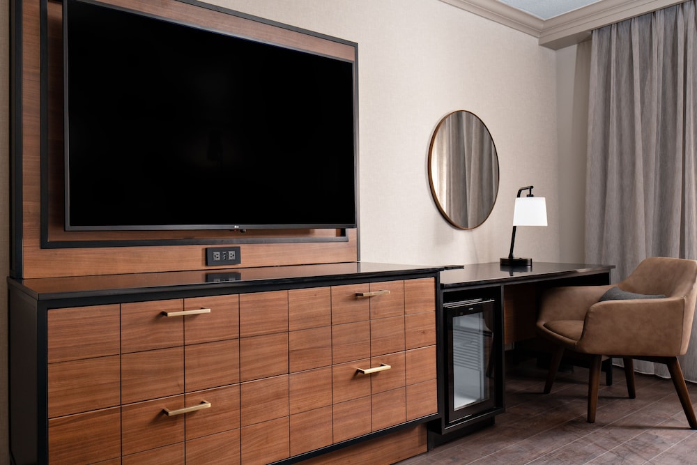 Hyatt Regency Westlake 24/67
