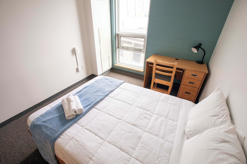 2 BEDROOMS, SUITE, KITCHENETTE
