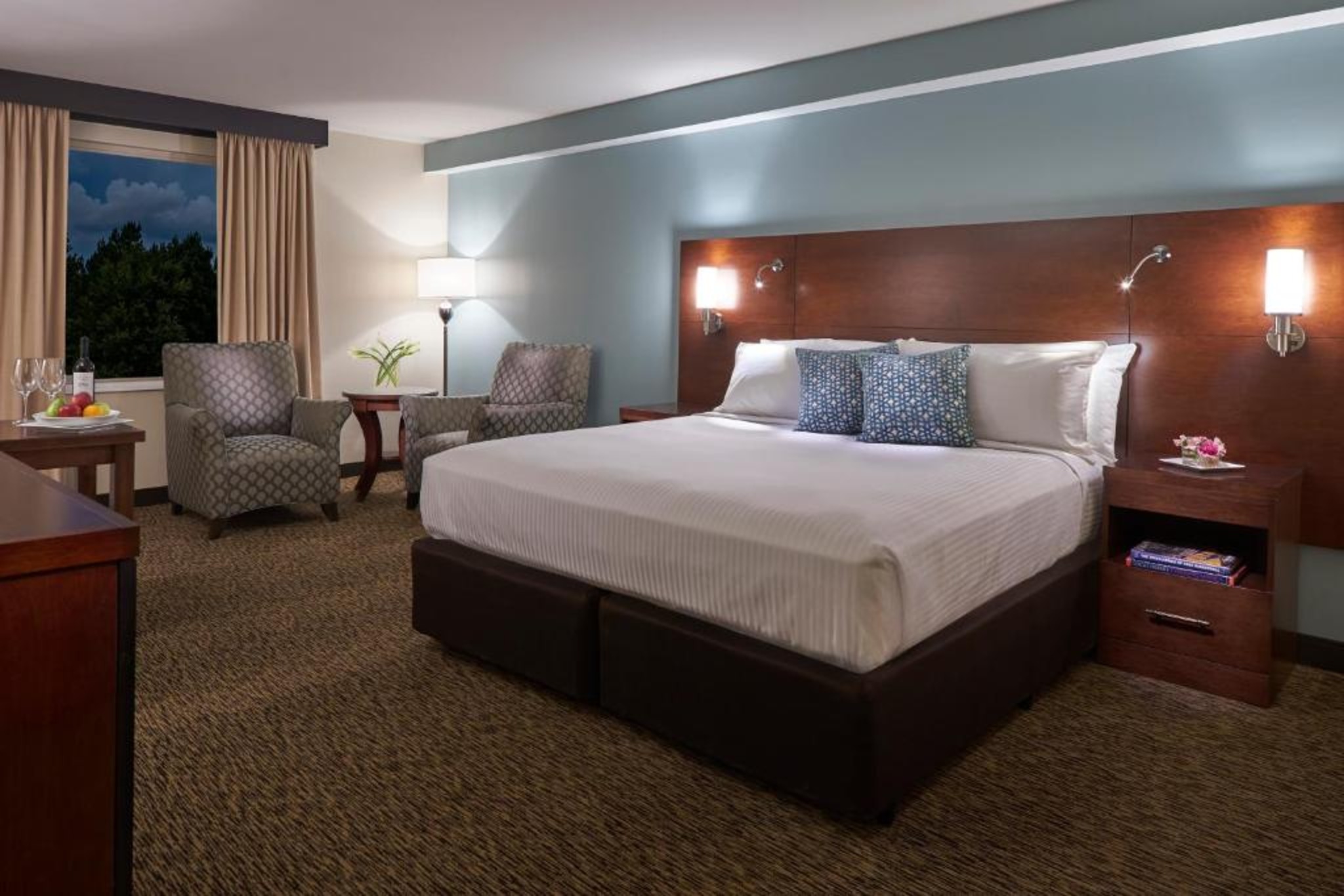 DELUXE, KING BED