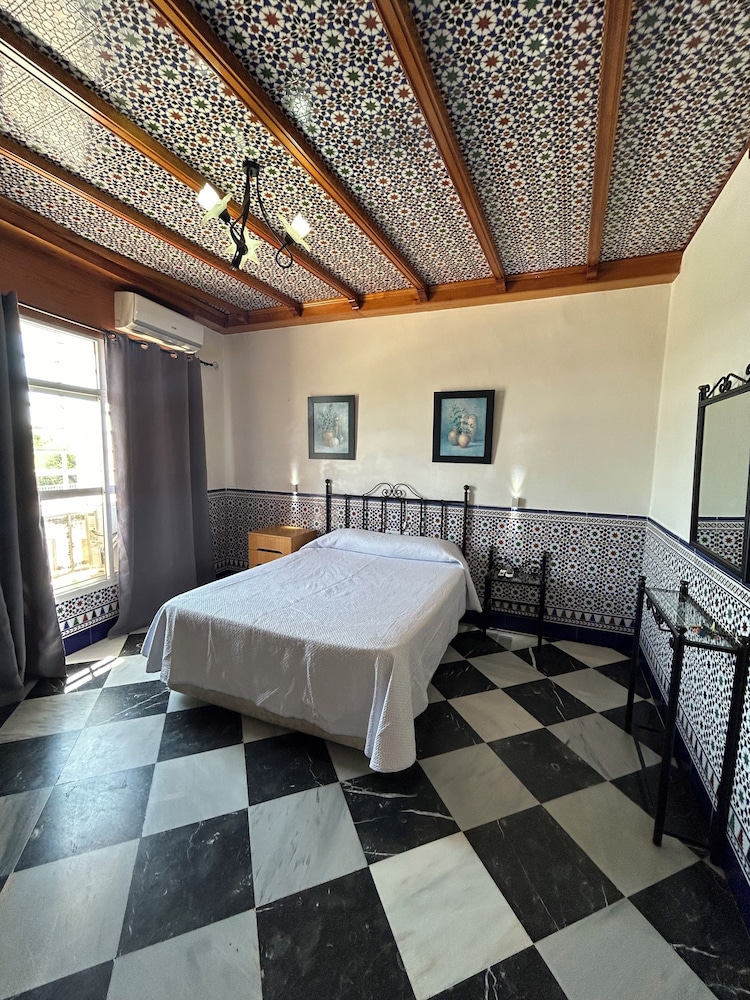 ROOM, DOUBLE BED