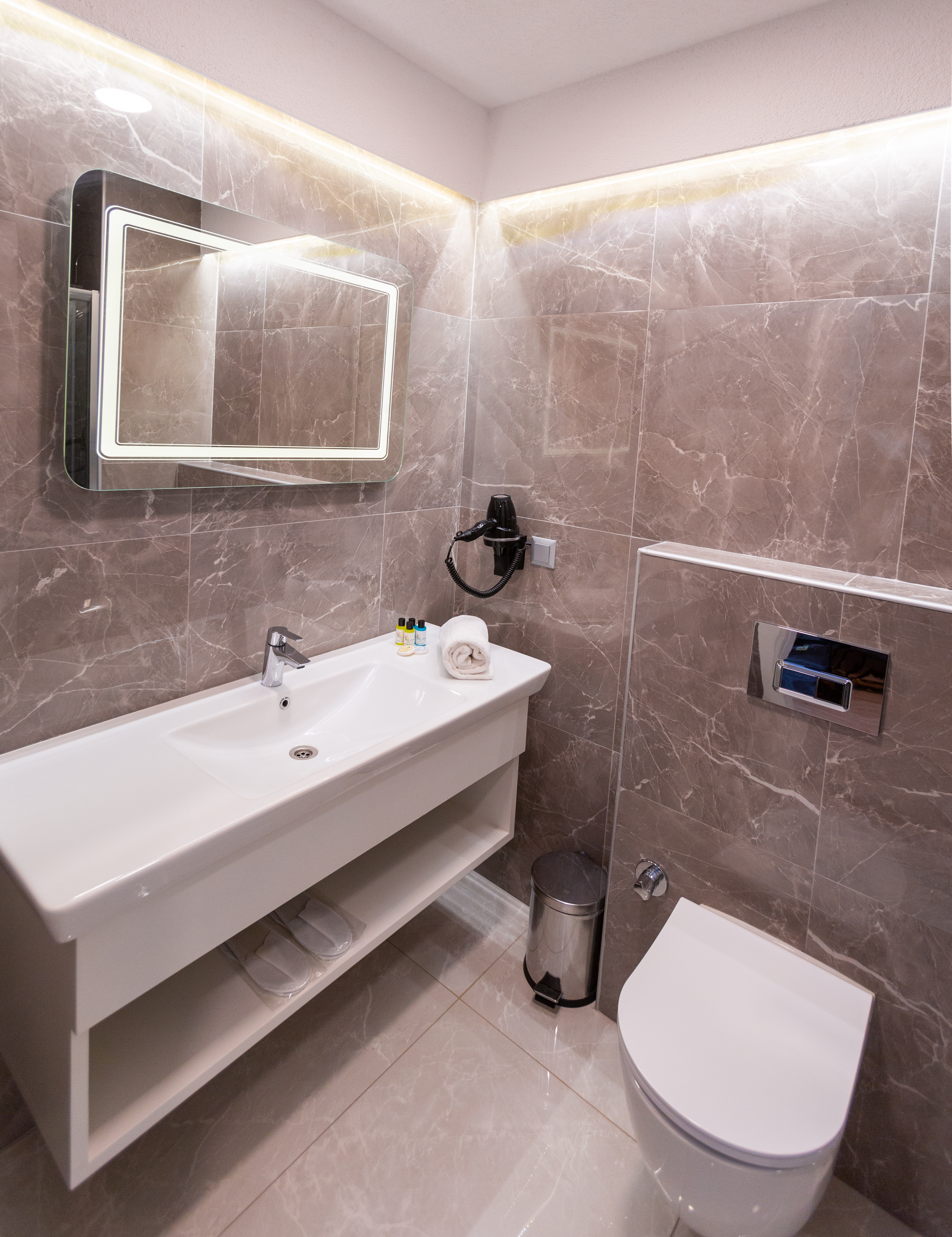 Deluxe, Alan Suites 3/3