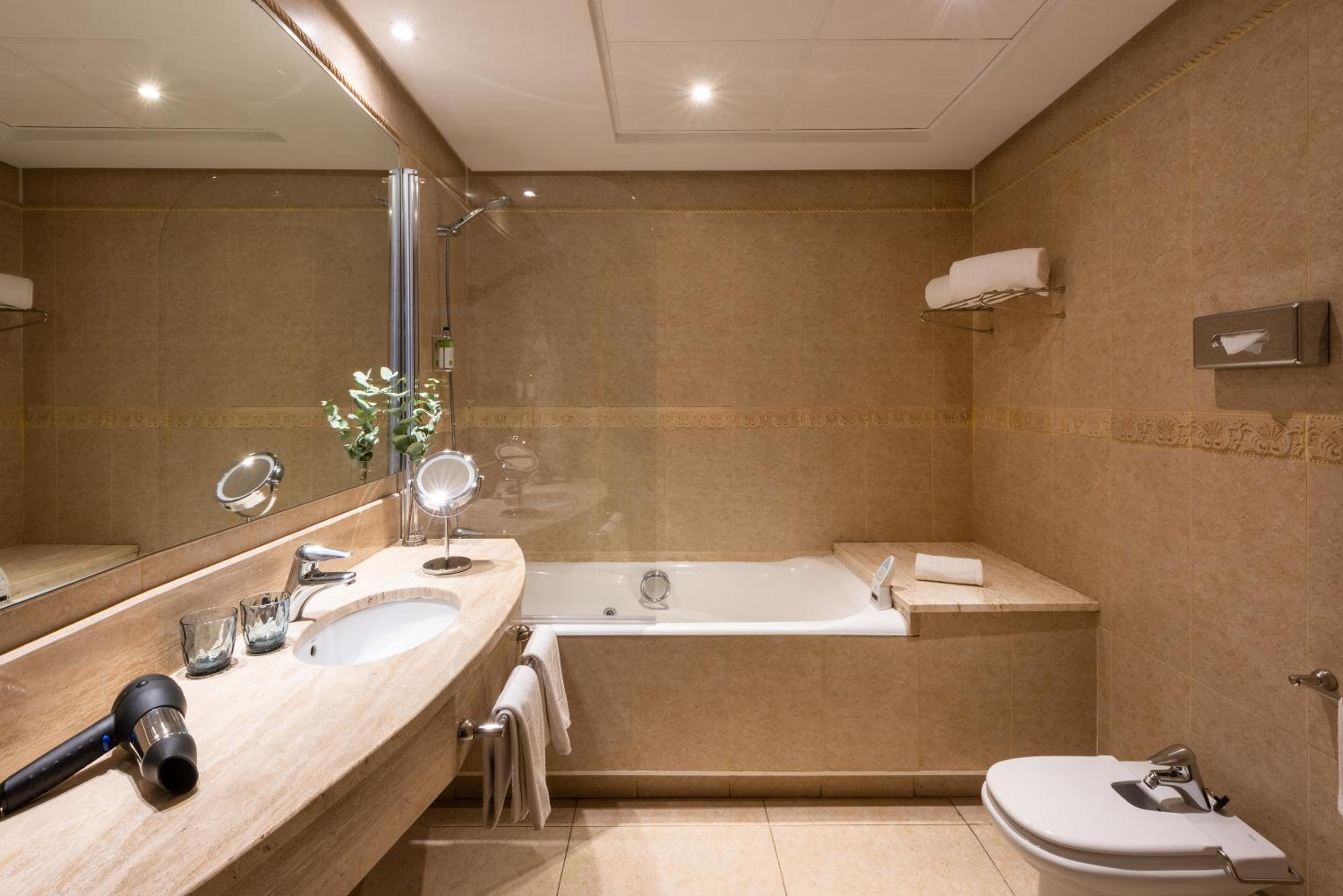 جناح جونيور ثلاثي بشرفة، Hotel San Sebastian Orly, Affiliated by Melia 3/4