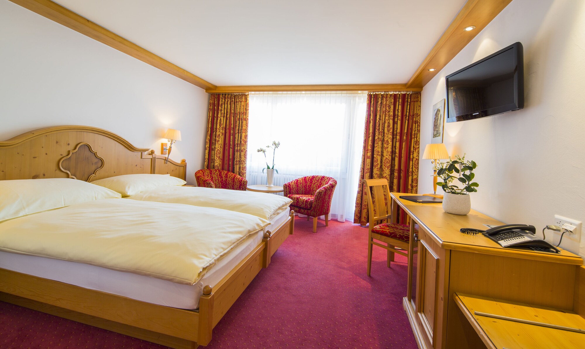 DELUXE, TWIN BEDS, MOUNTAIN VIEW, BALCONY