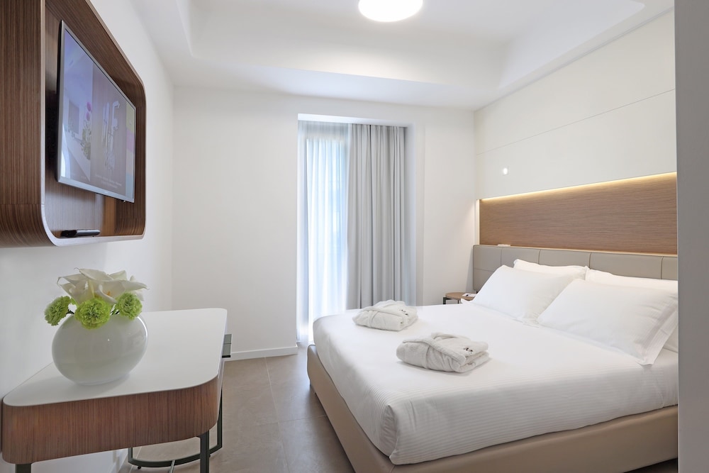 M F Hotel 41/72